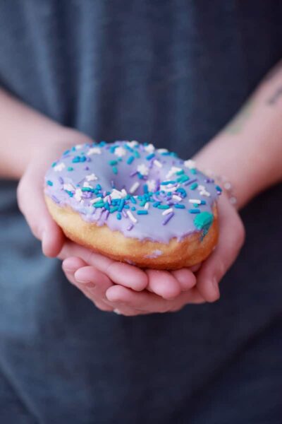 Sugar, bad for brain - womanedit.com, person holding doughnut