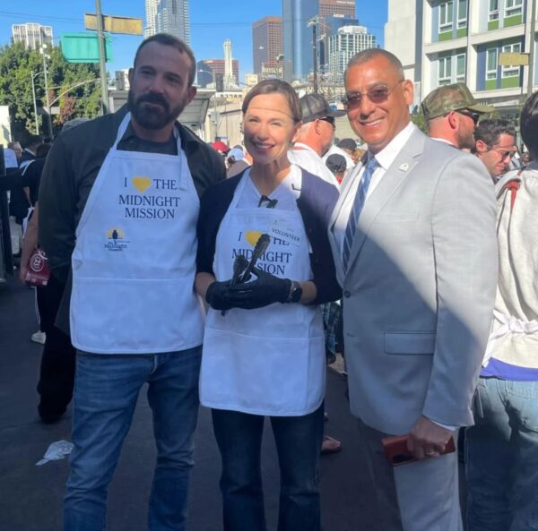 Ben Affleck and Jennifer Garner reunite for cause Ben Affleck and Jennifer Garner reunite for Thanksgiving cause (Photo: Instagram/The Midnight Mission)