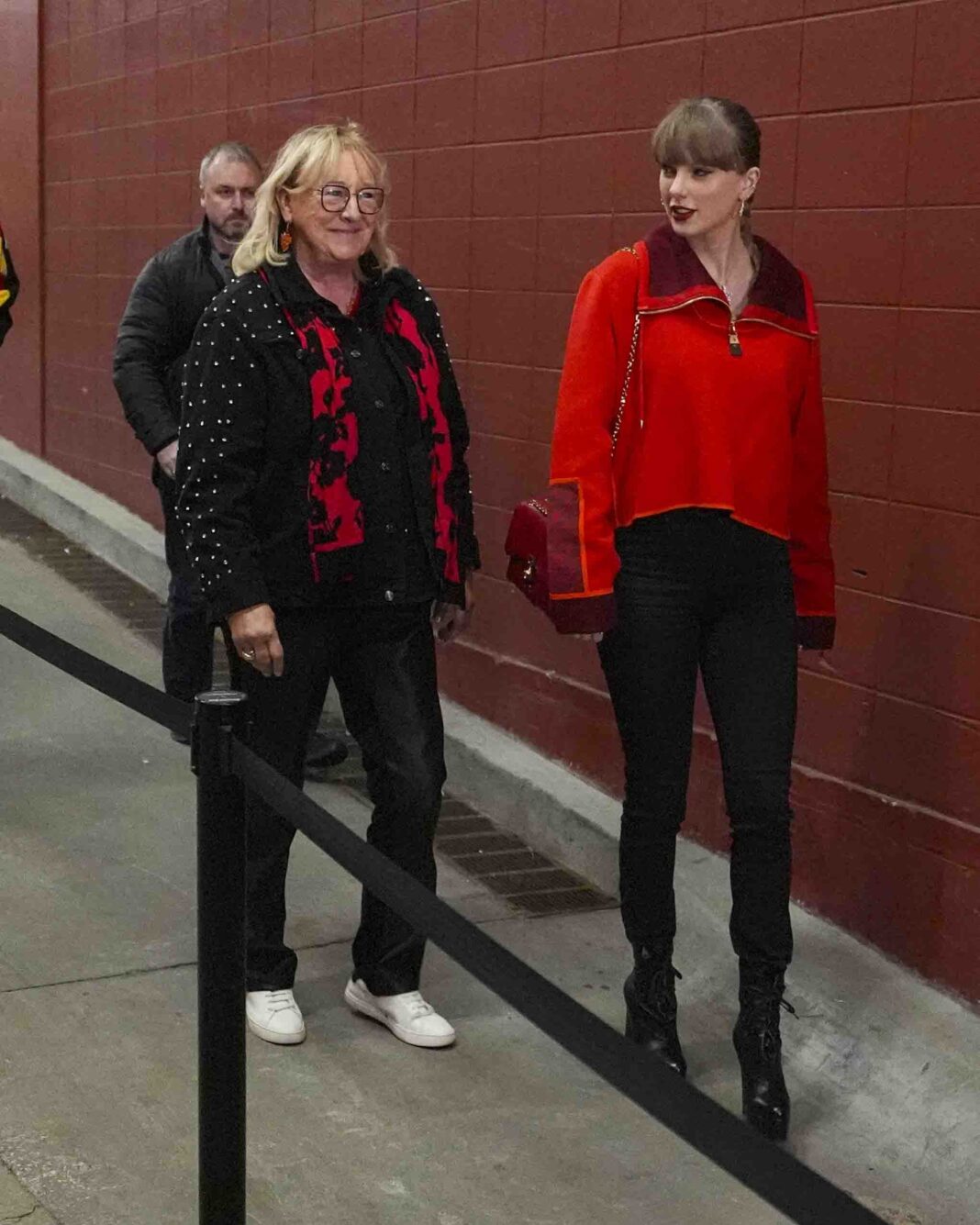 Singer Taylor Swift, right, and Donna Kelce