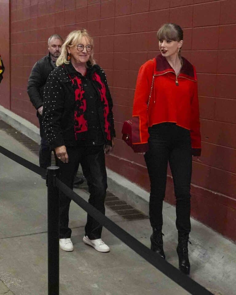 Singer Taylor Swift, right, and Donna Kelce