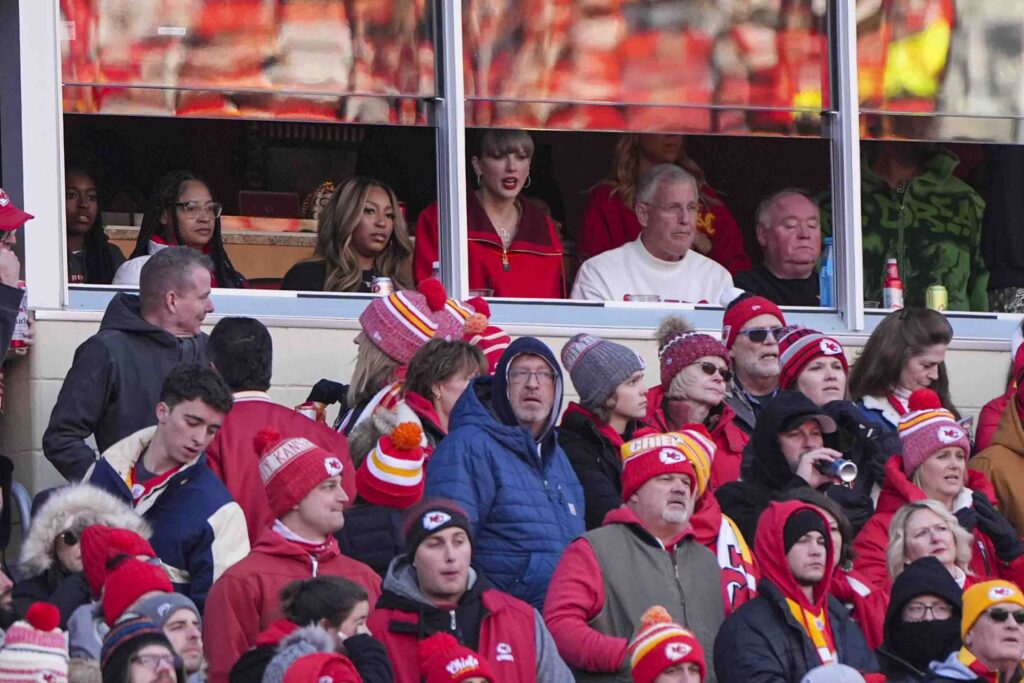 Singer Taylor Swift, right, and Donna Kelce