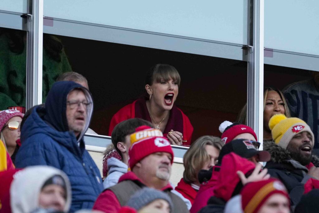Singer Taylor Swift, right, and Donna Kelce