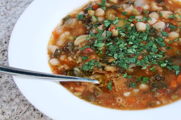 Kale and White Bean Soup @Womanedit.com