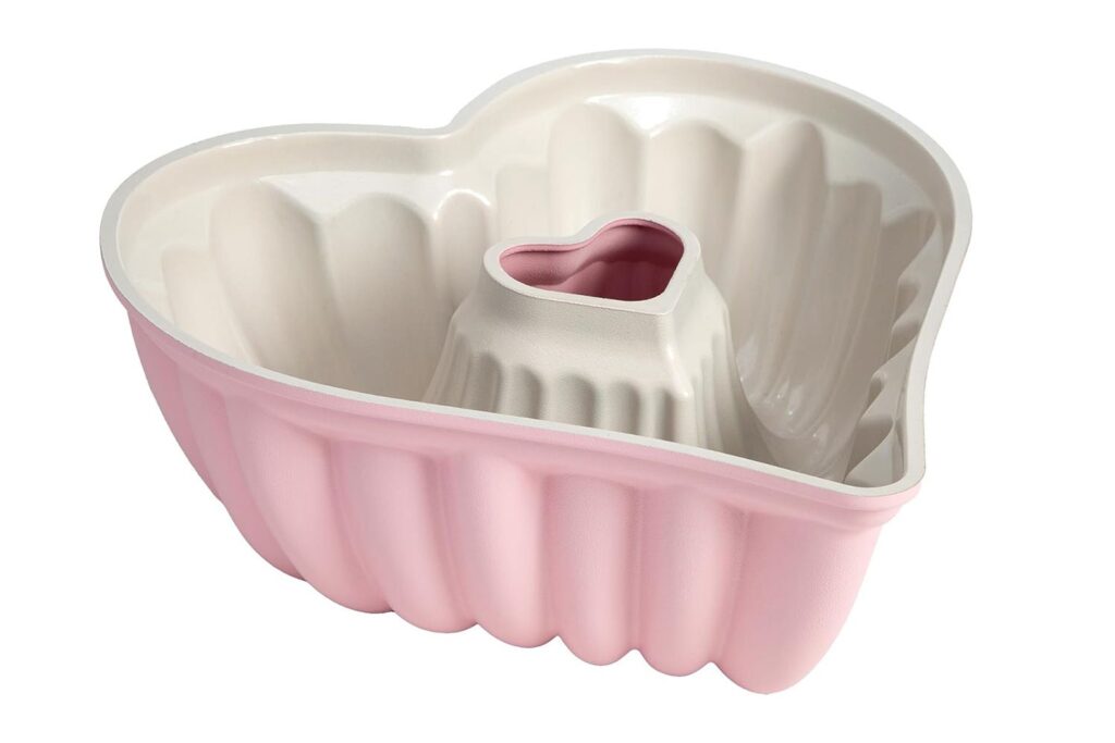 Paris Hilton Heart shaped fluted Cake Pan (Photo: AMAZON)