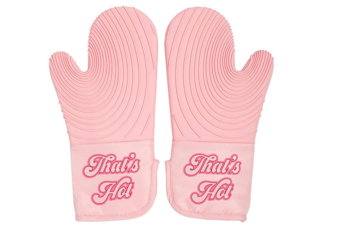 Paris Hilton That's Hot Pink Oven Mitt Set (Photo: AMAZON)