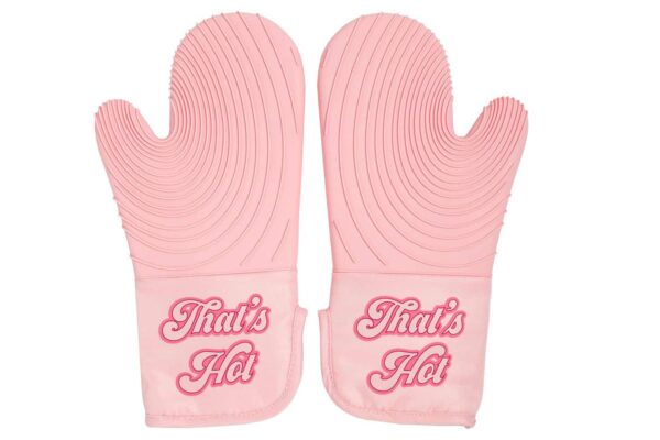 Paris Hilton That's Hot Pink Oven Mitt Set (Photo: AMAZON)