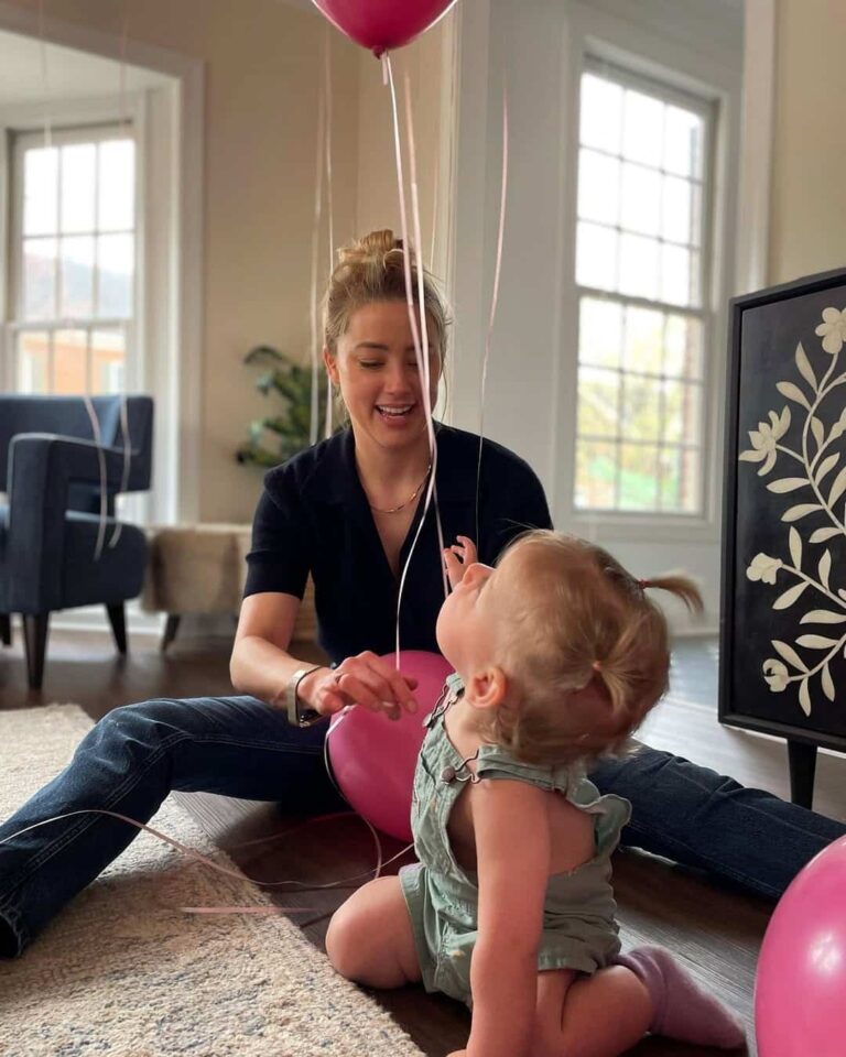 Amber Heard and daughter Oonagh Paige (Photo: amberheard/Instagram)