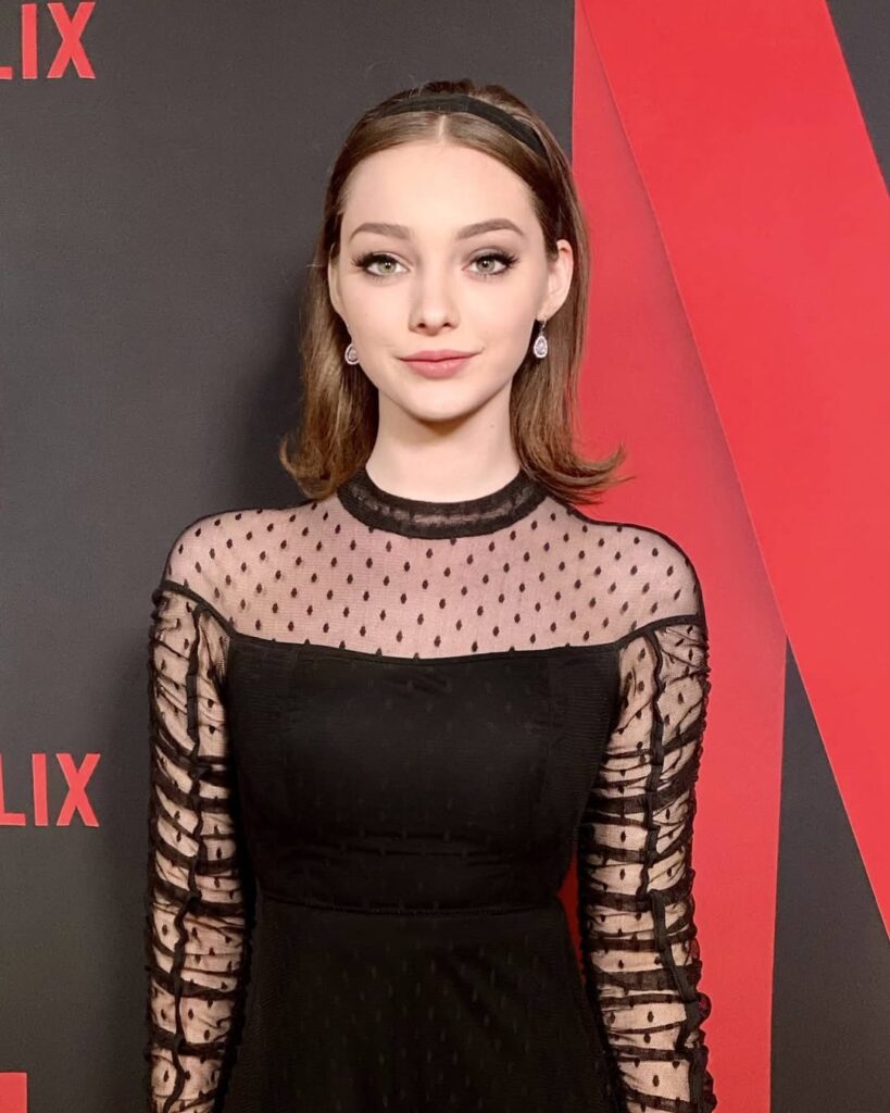 Emma Dumont they/them (Photo: emmadumont/Instagram)