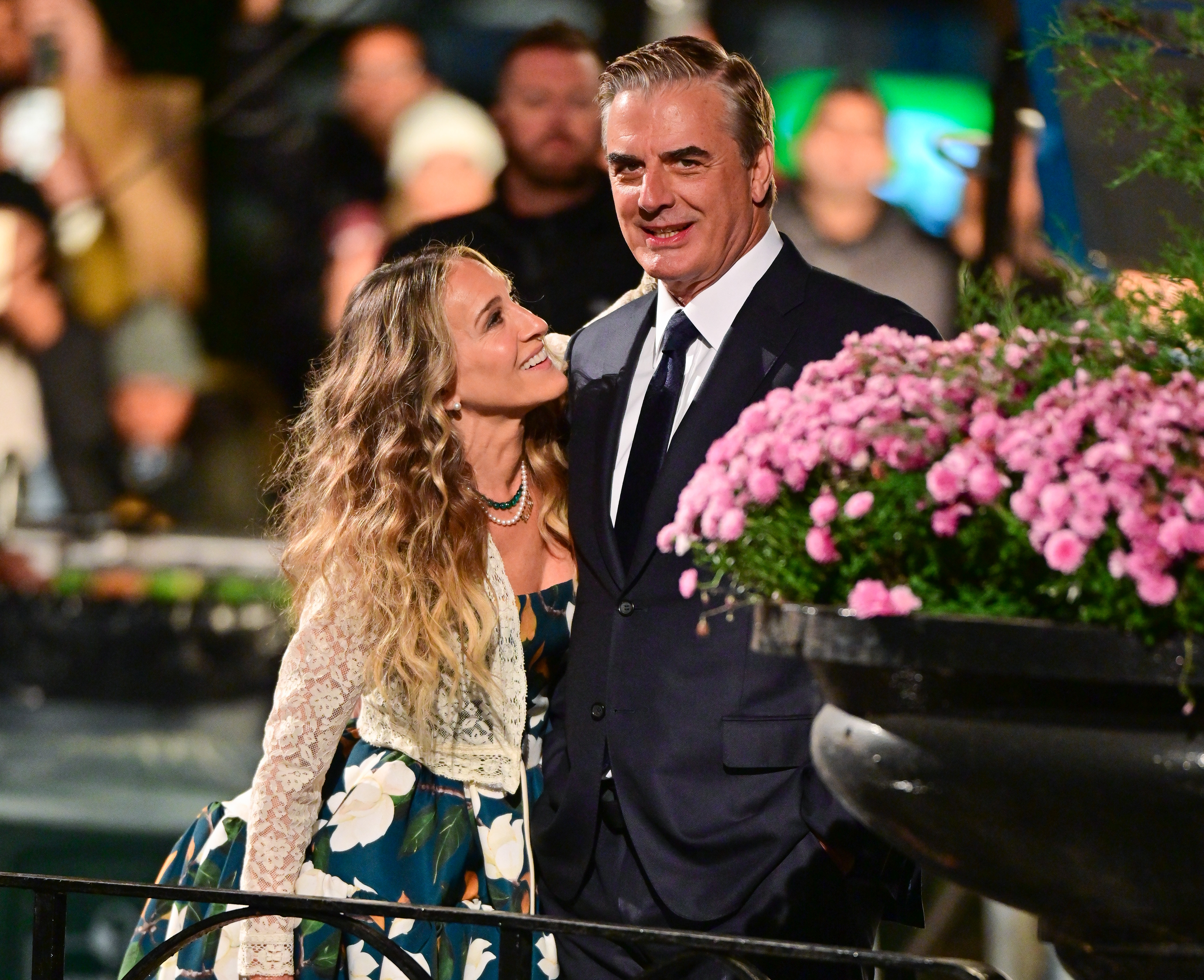 NEW YORK, NEW YORK - NOVEMBER 07: Sarah Jessica Parker and Chris Noth seen on the set of "And Just Like That..." the follow up series to "Sex and the City" in Madison Square Park on November 07, 2021 in New York City. (Photo by James Devaney/GC Images)