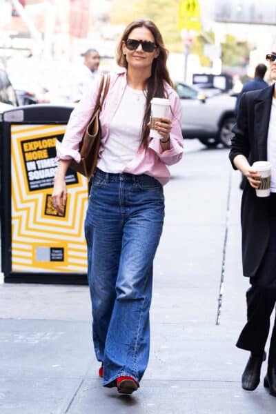 Katie Holmes in wide leg jeans trend @womanedit
