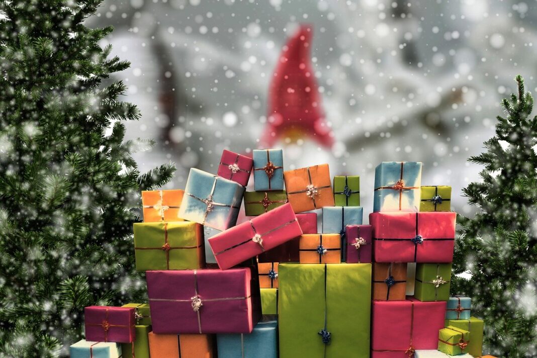 Record-Breaking Holiday Spending - Americans to Shell Out $902 Each (Photo: Pixabay)