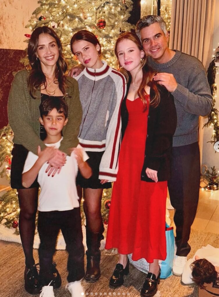 Jessica Alba "Happy Holidays from our familia to yours" (Photo: Jessica Alba/Instagram)