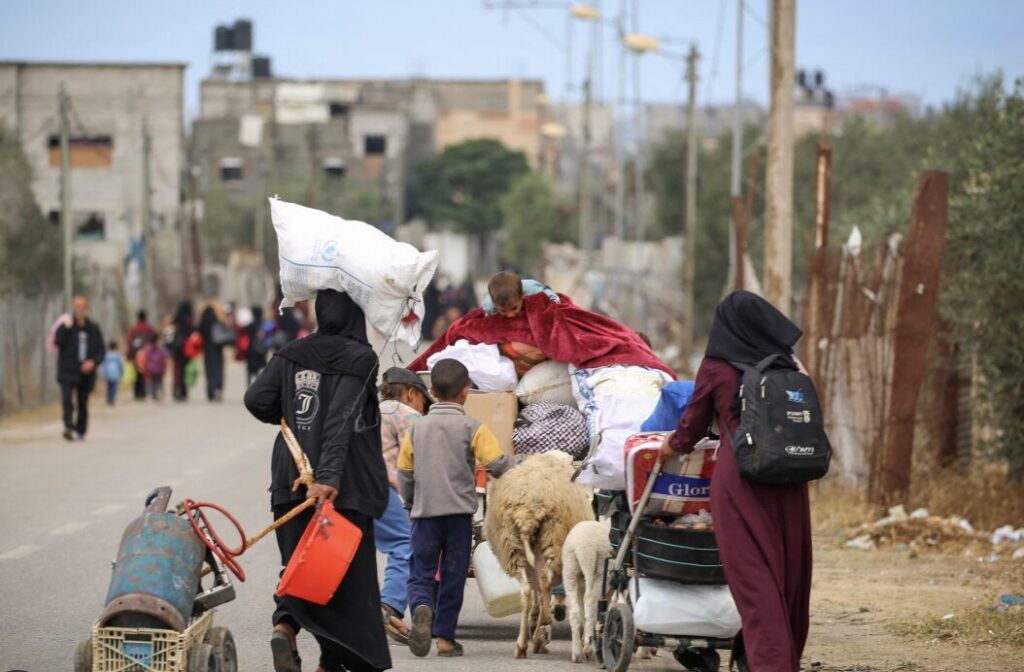 1000s Palestinians Flee Gaza