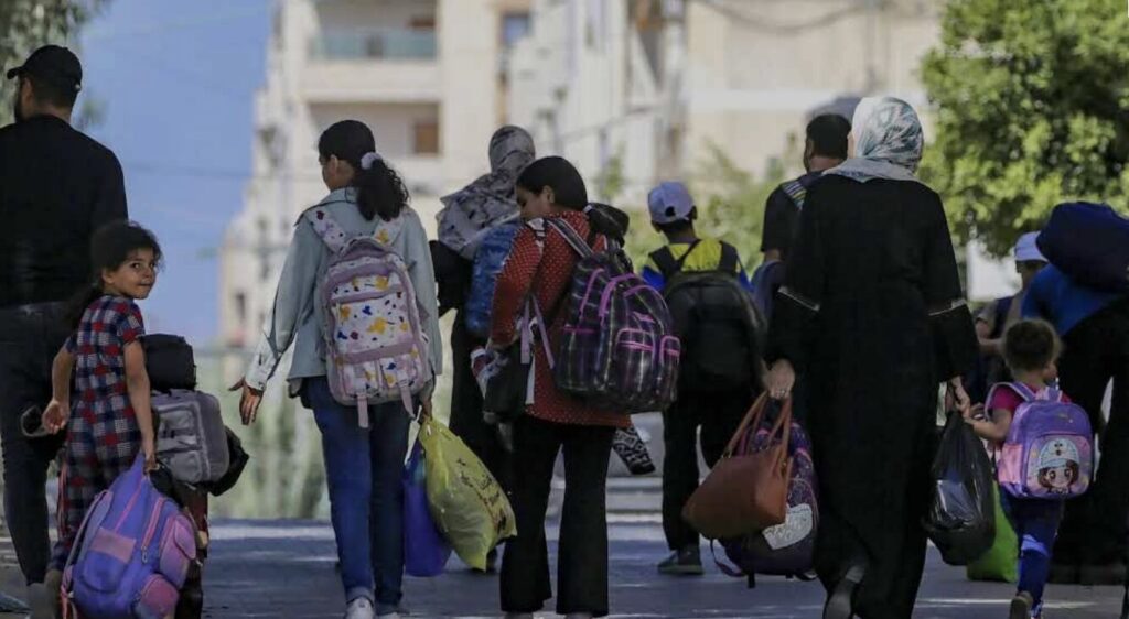 1000s Palestinians Flee Gaza