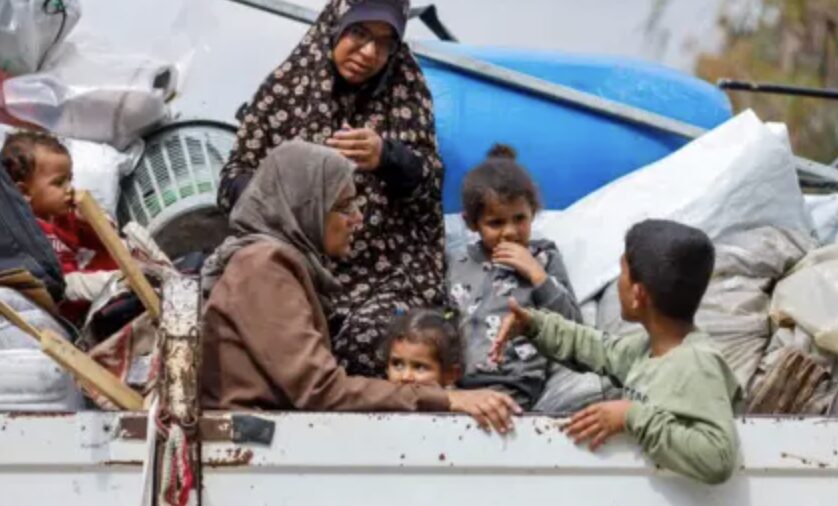 1000s Palestinians Flee Gaza