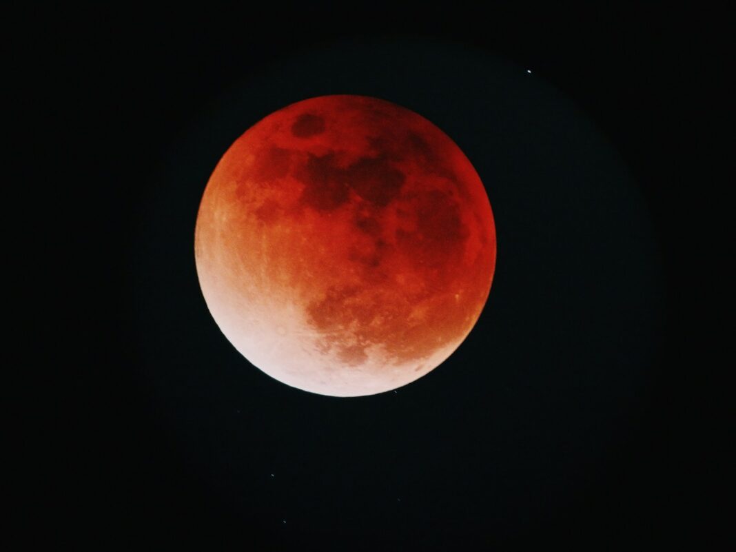 6 Effects of Blood Moon - red moobn