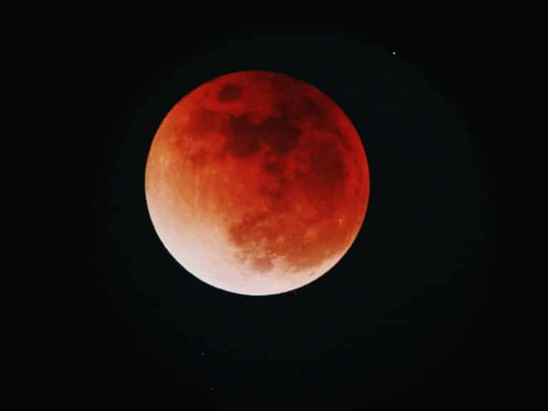 6 Effects of Blood Moon - red moobn