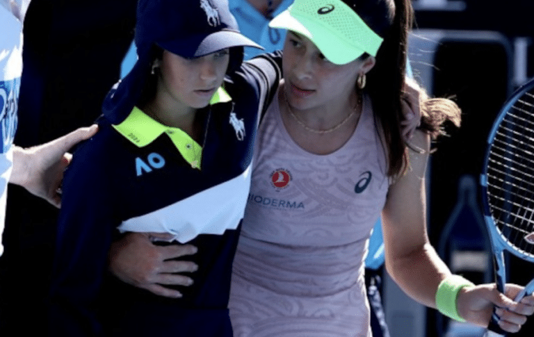 Zeynep Sonmez Australian open, helps ballgirl