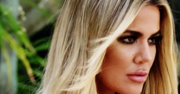 Khloe's Japan Photos: Fans Spotted THIS Detail-The BAD Edit!