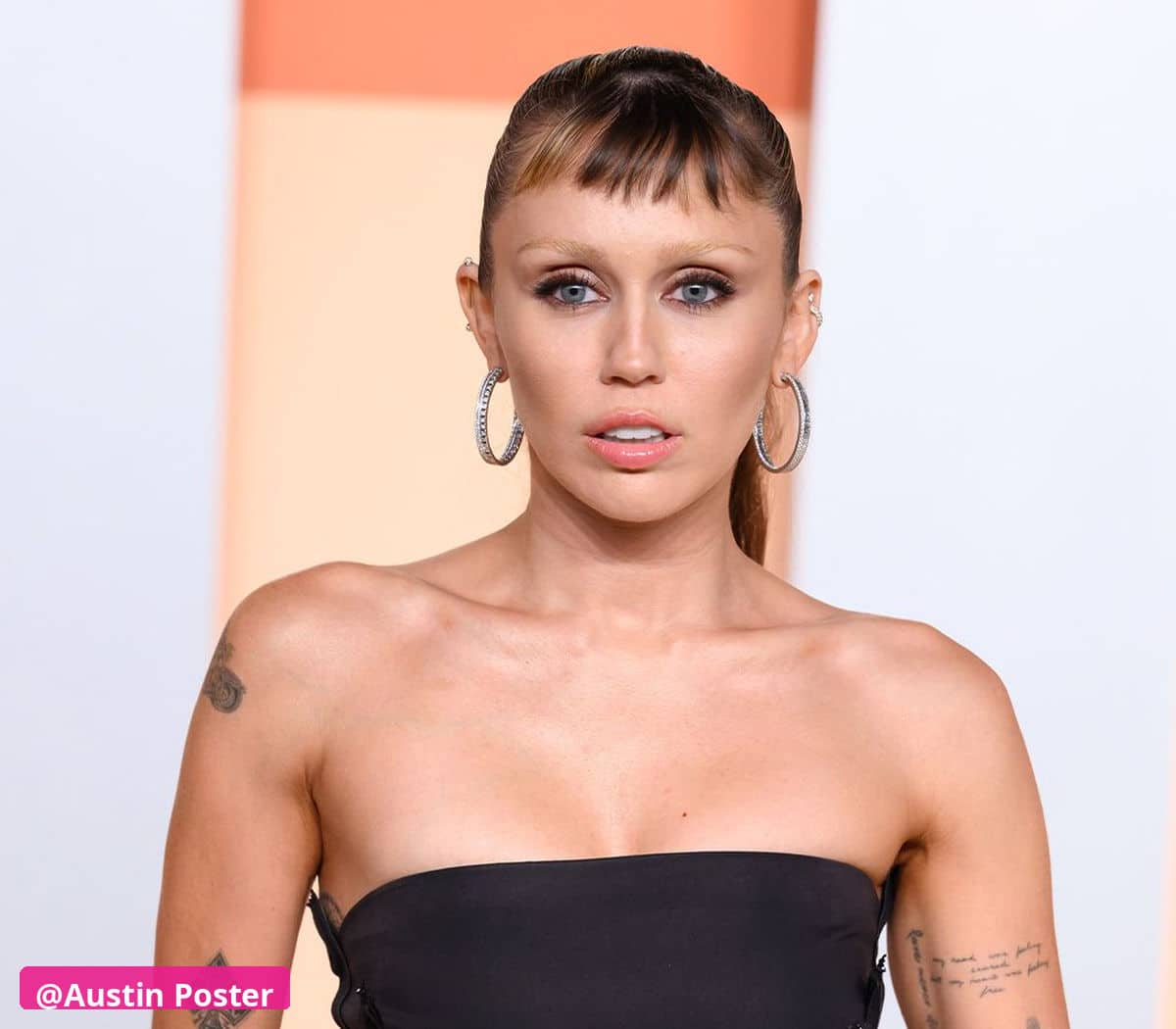 Miley Cyrus in stunning black dress at Avatar premiere