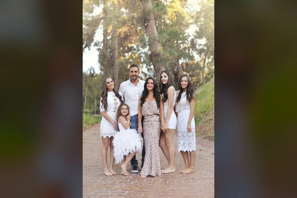 Mauricio's New 24-Year-Old Date Just Sent His Daughters Into a Rage