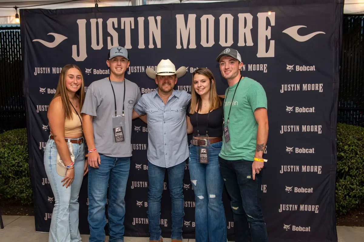 Arkansas' Justin Moore Forced Off Tour By Health Crisis