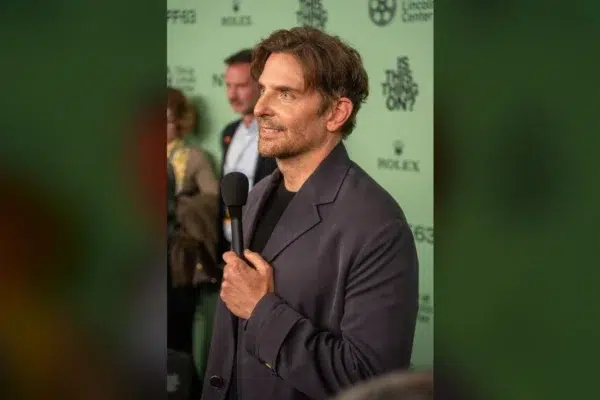 Gigi & Bradley Sparked Ring Rumors, Now Fingers Hidden