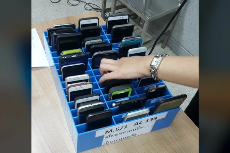 Kansas Schools Just Locked Away Student Phones All Day